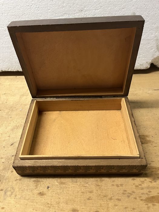 Stara drewniana szkatułka przybornik skrzyneczka PRL