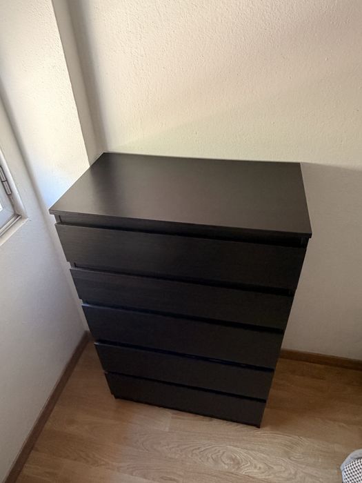 Cómoda preta para quarto