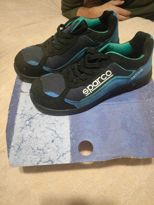 Продам робочі черевики з металевим носком