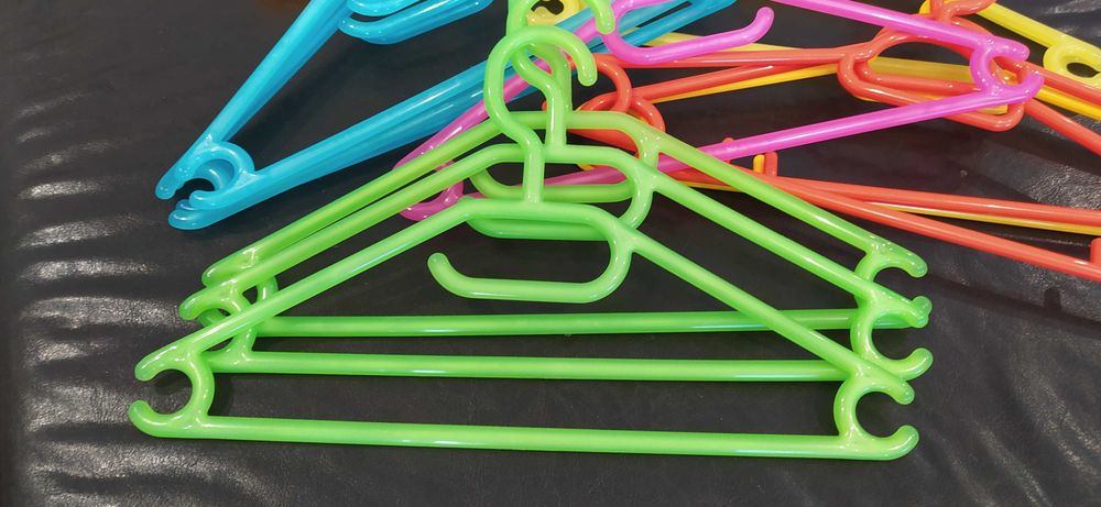 Cabides coloridos para criança