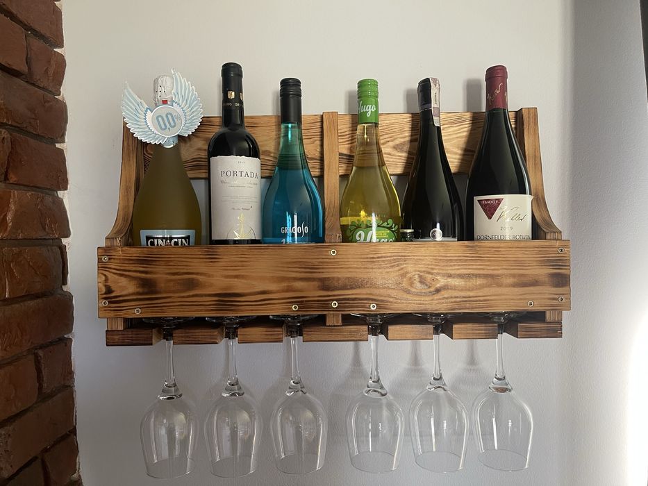 Półka na wino, z miejscem na kieliszki
