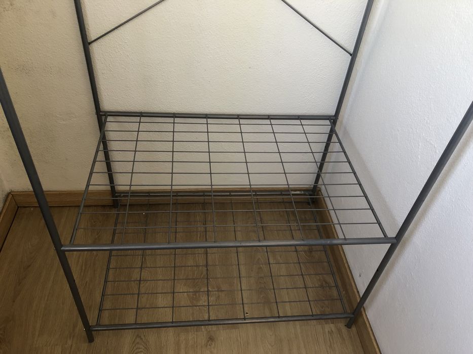 Cama casal e pin metal e brancos novos e dois móvel cabides muito bons