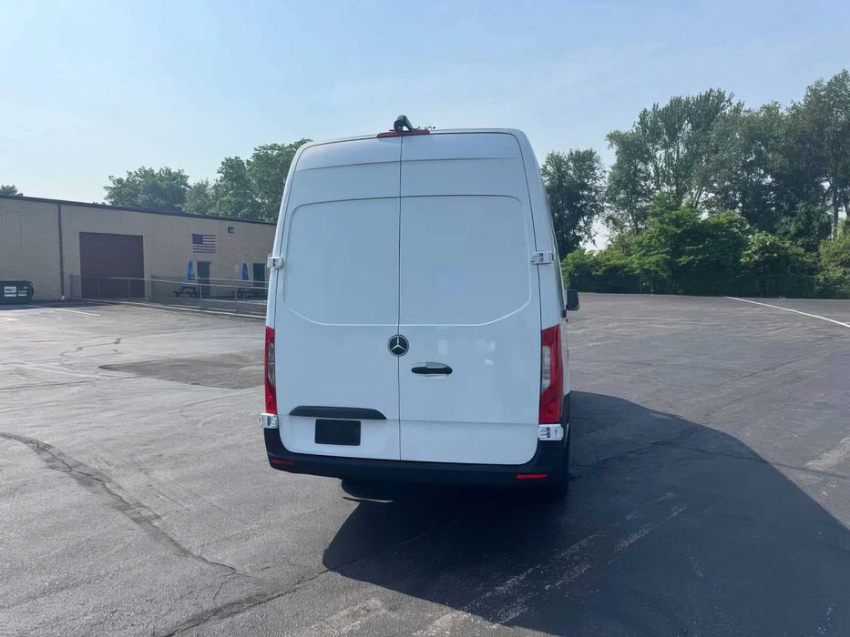 Mercedes-Benz Sprinter      2023
