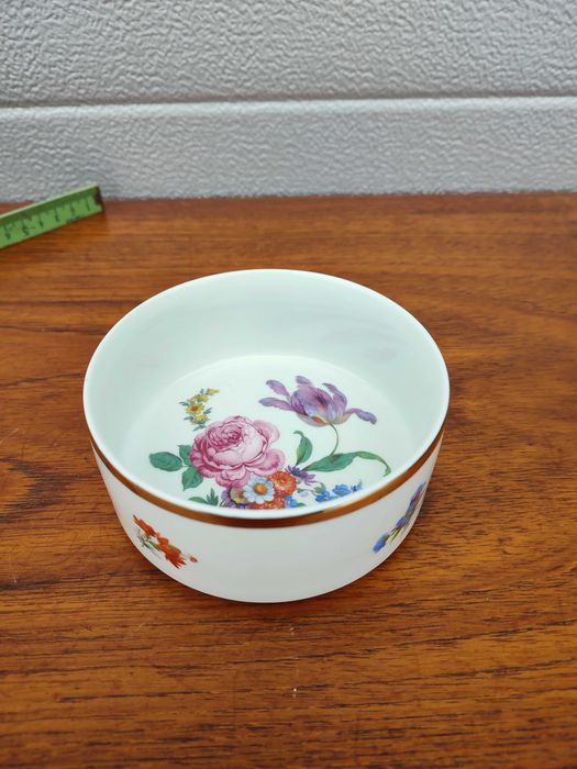 Porcelanowa miseczka - motyw kwiatów - złocenie - design - sygnowana W