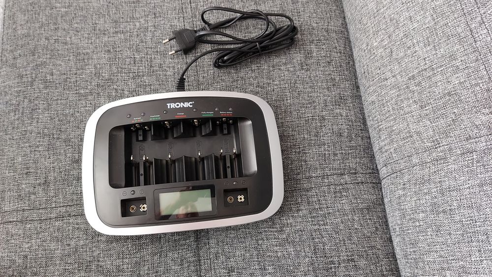 Ładowarka szybka uniwersalna TRONIC  do różnych  bateri