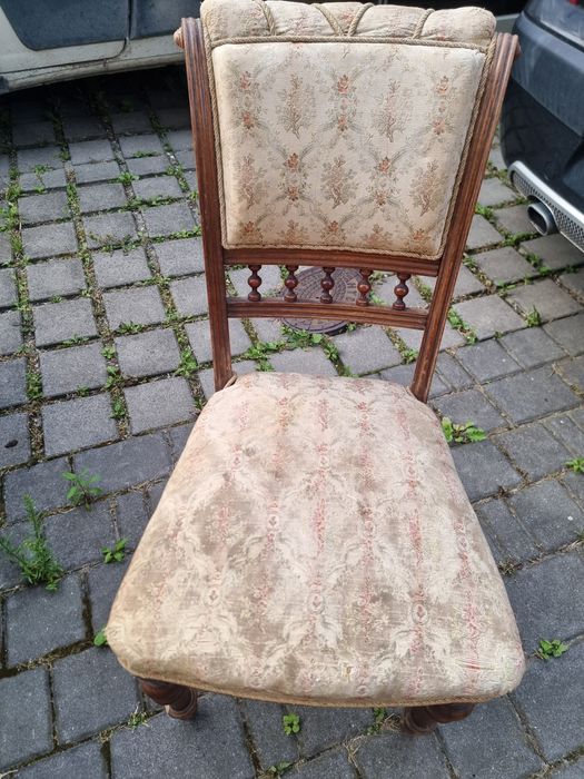Sprzedam stare włoskie antyczne krzeslo do obicia z materialem