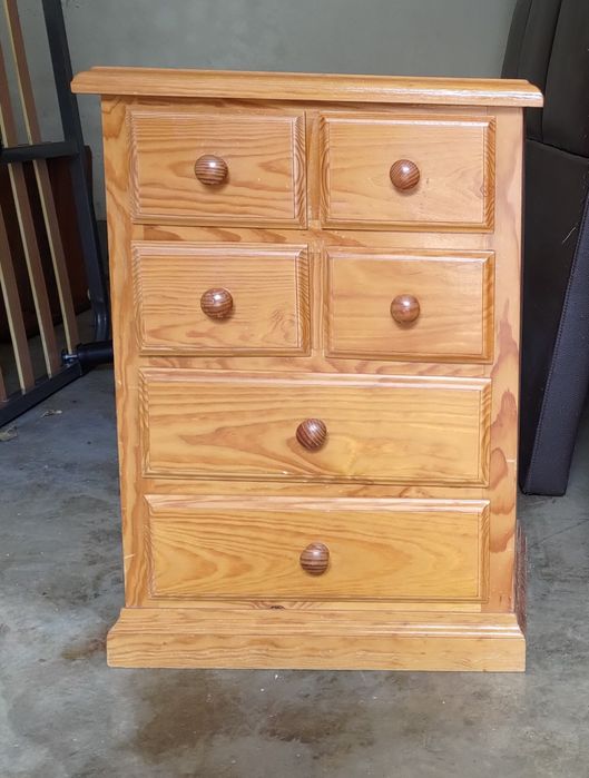 Mesa de cabeceira em pinho