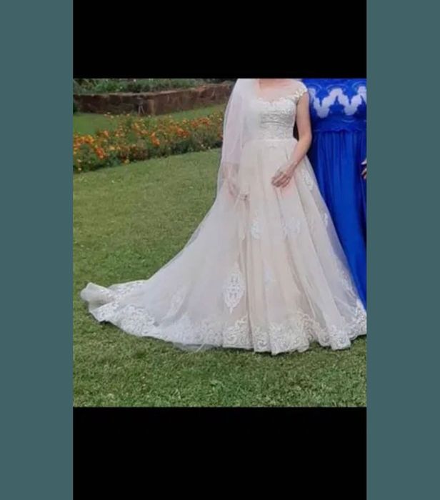 Весільна сукня зі шлейфом