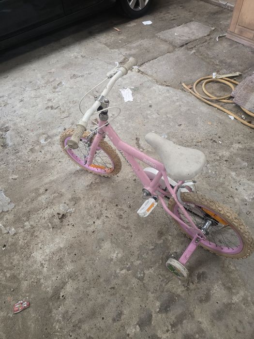 Bicicleta de criança com rodas de apoio
