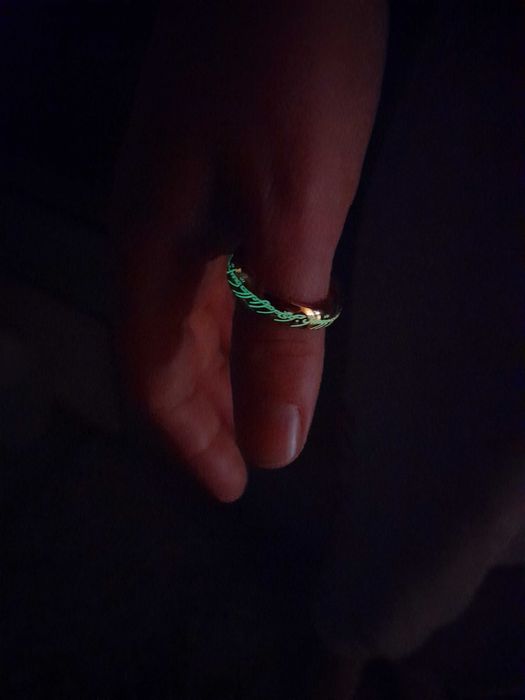 Кольцо Всевластия с люминесцентной гравировкой на языке мордора