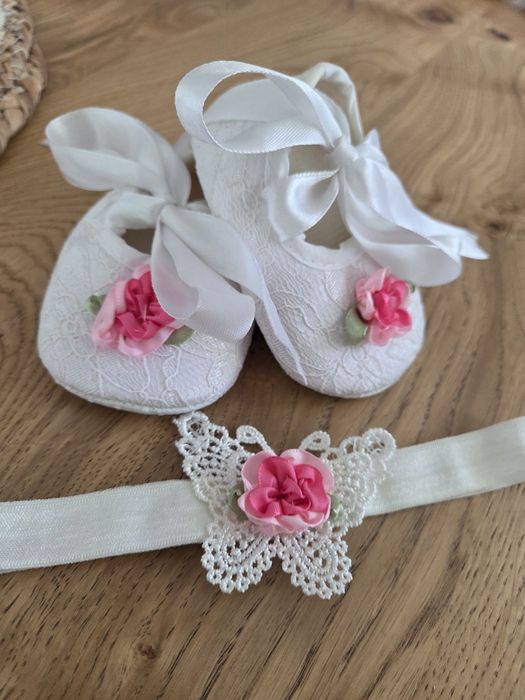 Śliczne bucikini niemowlece na chrzest zesaw opaska, buciki