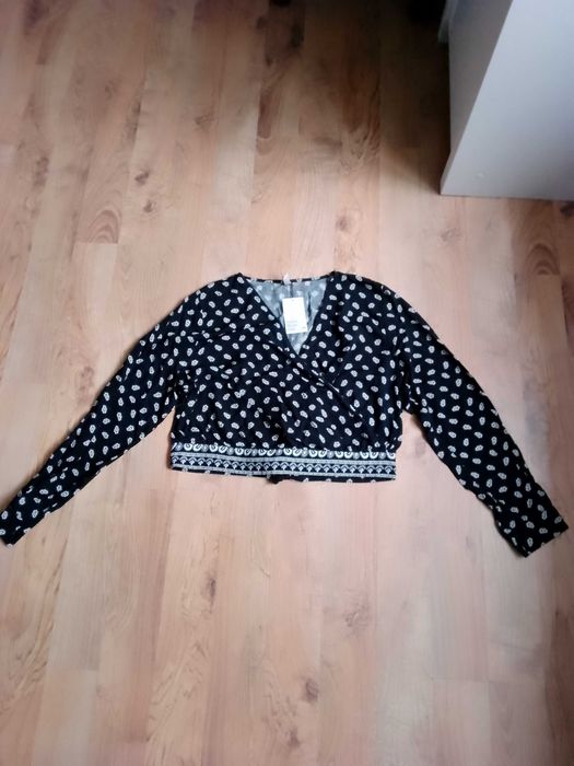 Bluzka dekolt kopertowy.