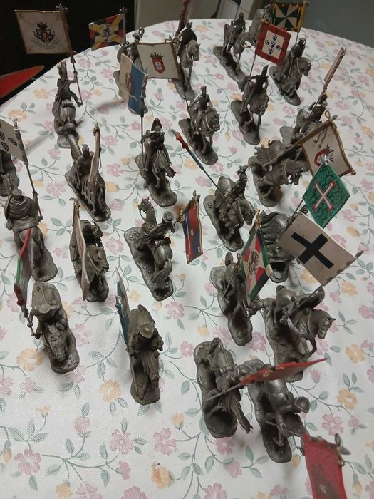 Vende-se coleção de statuetas