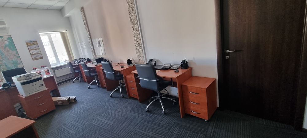 Продам б/у офісні меблі столи, тумби, шафи для покументів та крісла