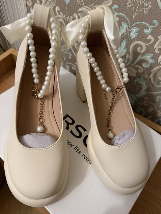 Туфли новые,бежевый цвет,застёжка бусинками