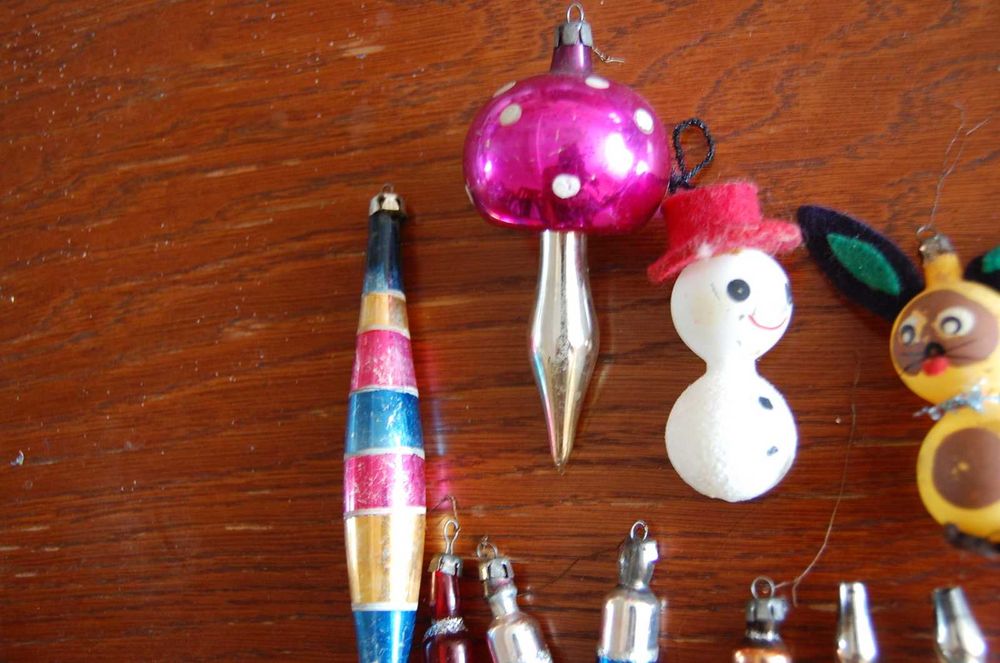 Zestaw, starych, szklanych bombek.