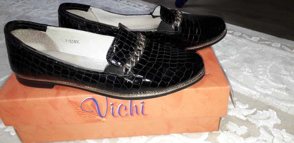 Лакові туфлі Польща із "золотими ланцюжками"