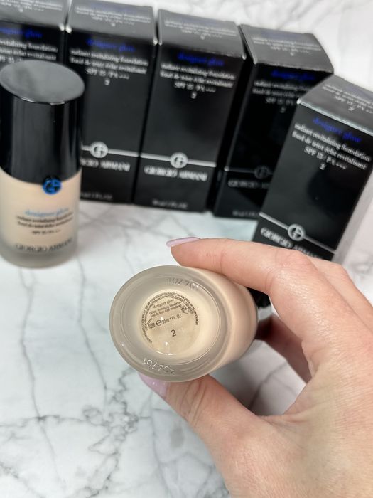 Тональний крем зволожуючий Armani Designer Glow 2