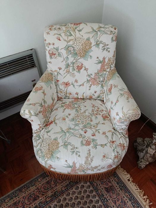 vendo senhorinhas e sofa cama de pele de 3 lugares