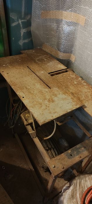 Станок,циркулярна пила, фуганок, макетка.