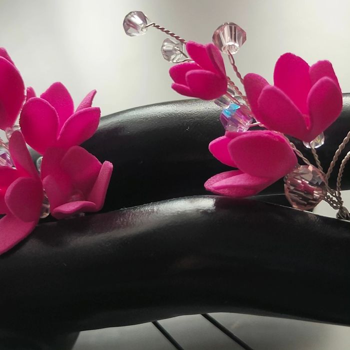 Ślubny komplet biżuterii w kolorze fuksji.