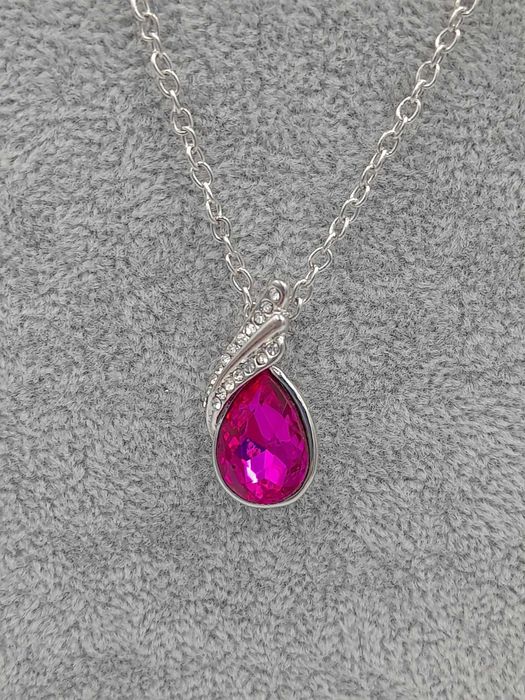 łańcuszek z różowym  oczkiem