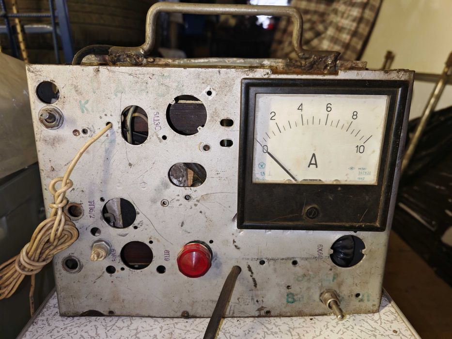 Зарядно-пусковое устройство СССР для авто в хорошем состоянии.