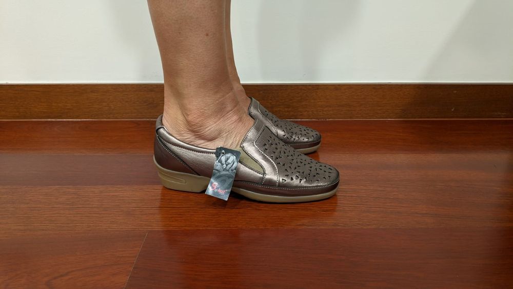 Sapatos dourados senhora em pele