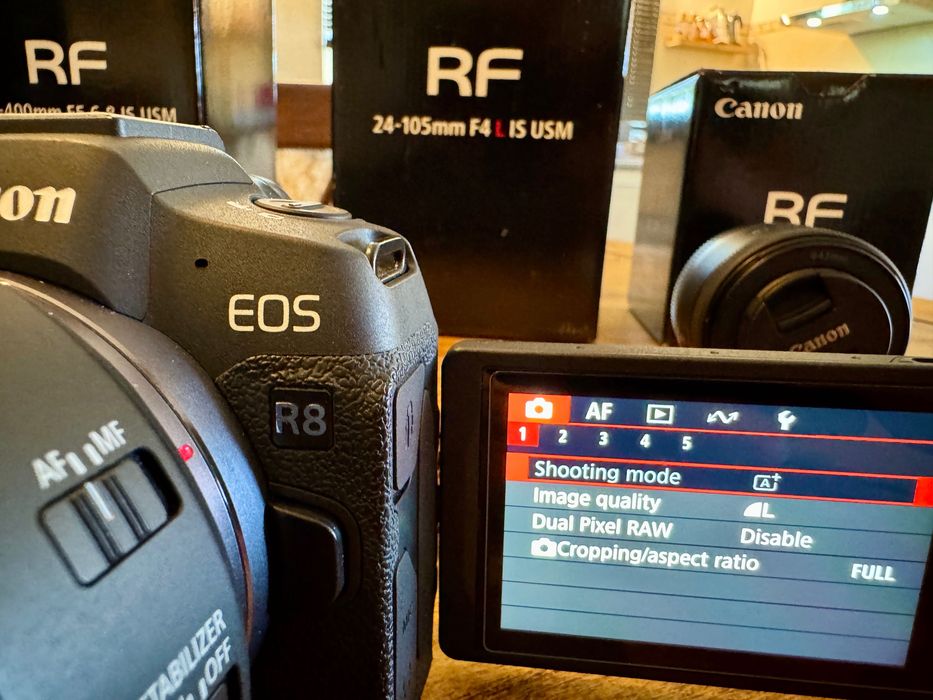 Canon R8 – em estado novo – incluindo 3 objetivas