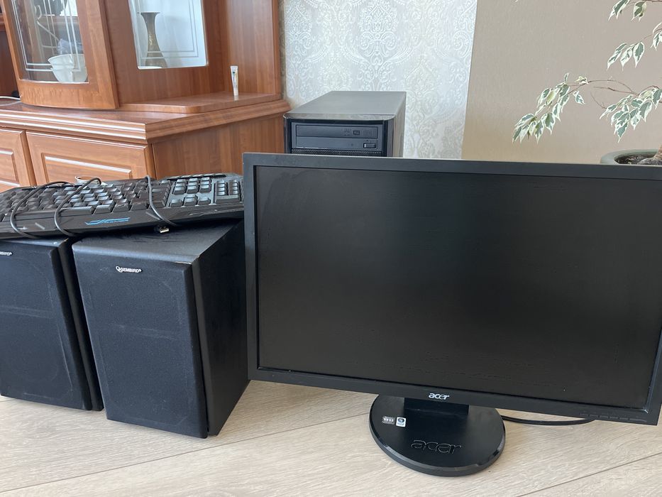 Компьютер Acer + монитор  ( колонки , клавиатура )