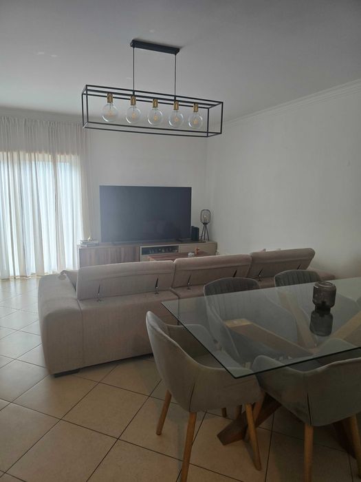 Moradia mobilada e equipada em condomínio fechado com piscina