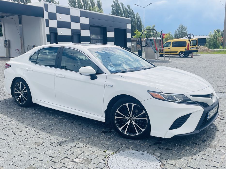 Toyota Camry 70 (гібрід) 2018 рік