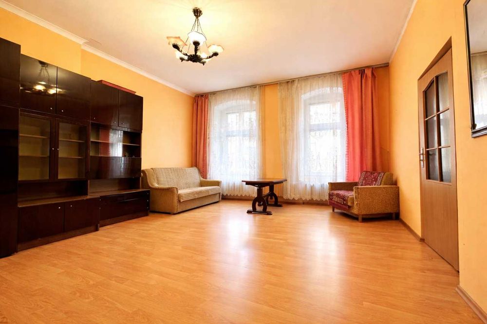 Sprzedam mieszkanie w centrum Legnicy 61 m kw. 2 pokoje.