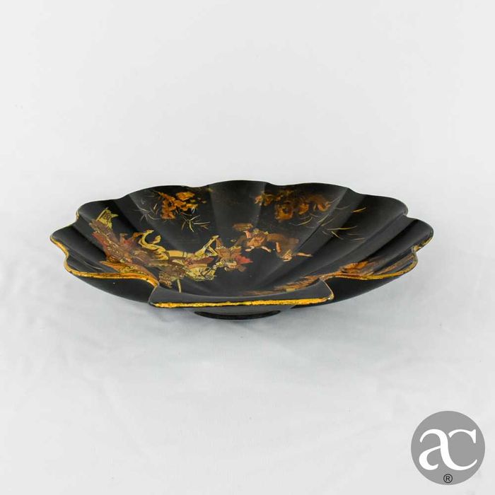 Bandeja de migalhas em forma de concha em papier mâché e laca chinesa