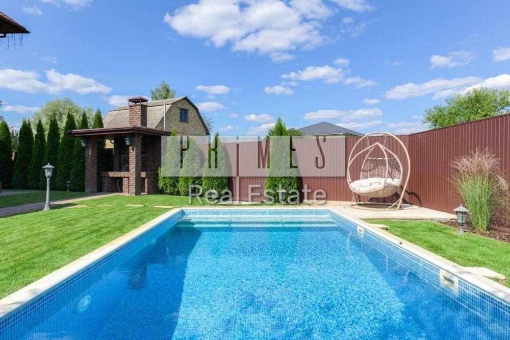 Продаж сучасного котеджу, з терасою та басейном, Романків