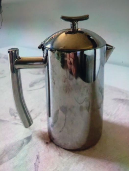 Jarra de café e chaleira em aço inox