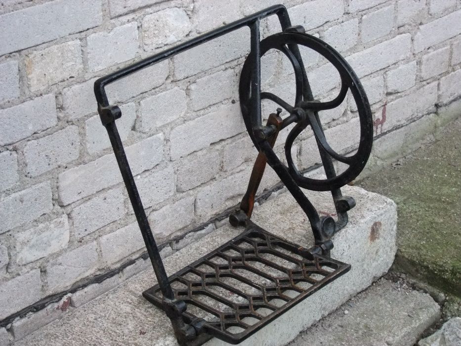 Element starej żeliwnej maszyny - dekoracja ogrodowa