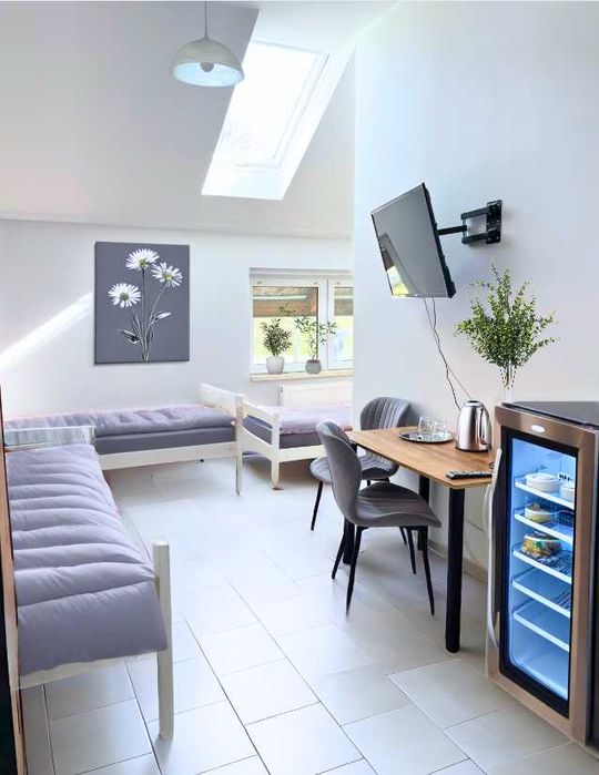 Pokój z łazienką i telewizorem