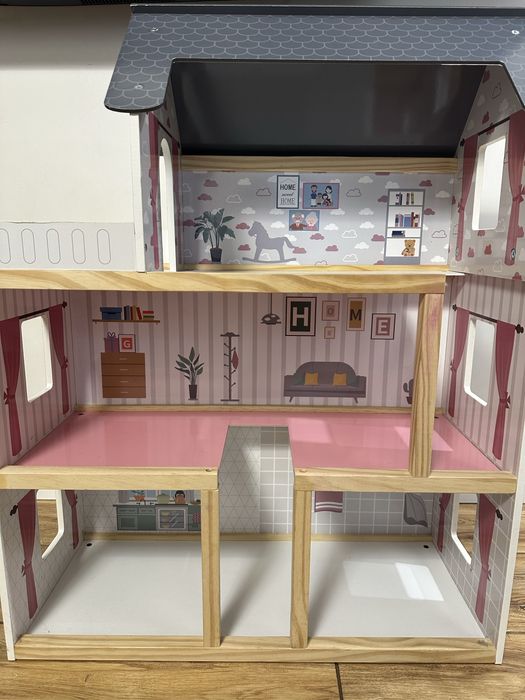 Дитячий деревʼяний будинок для ляльок