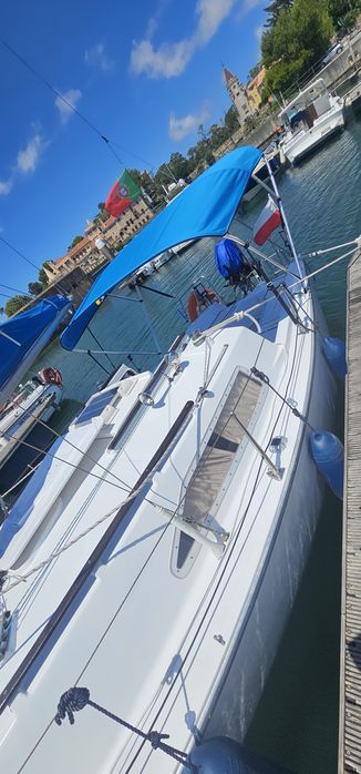 Barco veleiro  muito estimado com lugar de marina cascais