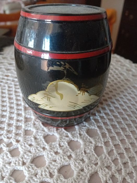 Barrica com taças para aperitivos