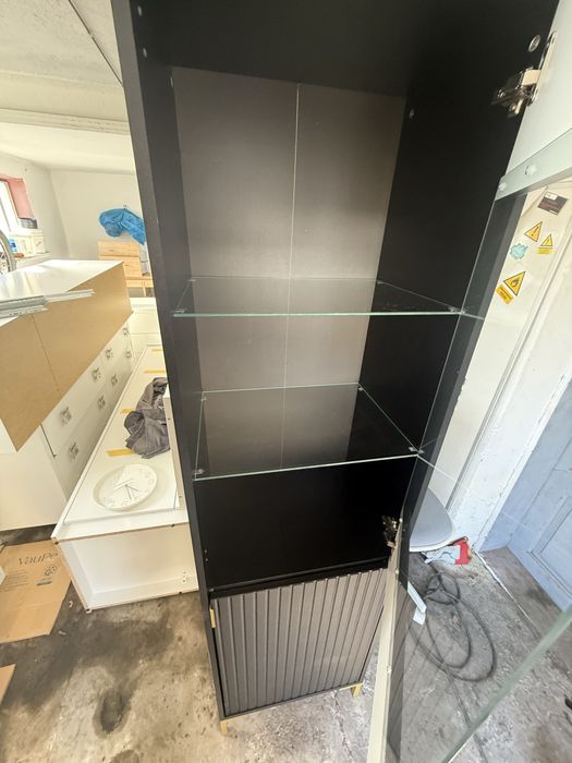 Witrynka czarna bardzo ladna ,stan ideany