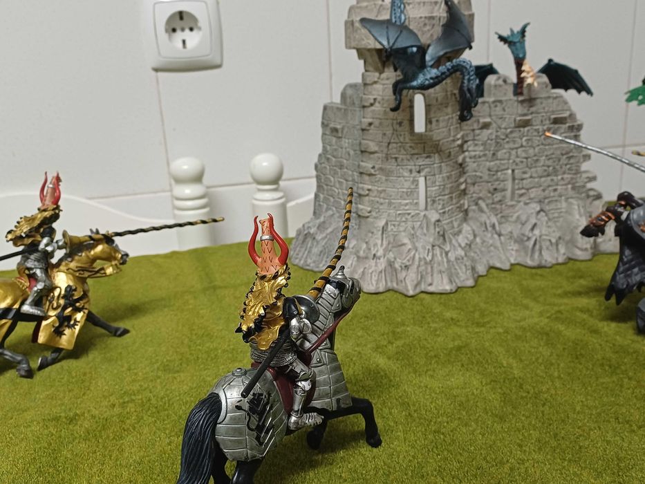 Muralha com 2 dragões  e 4 cavaleiros medievais e árvore