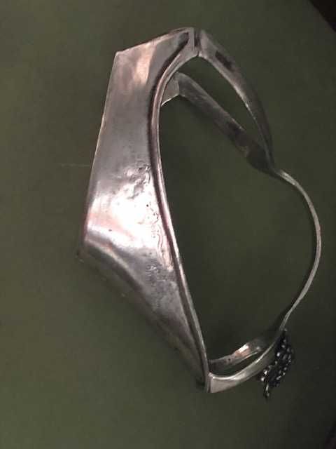 Elegante suporte de garrafa de vinho em estanho maciço