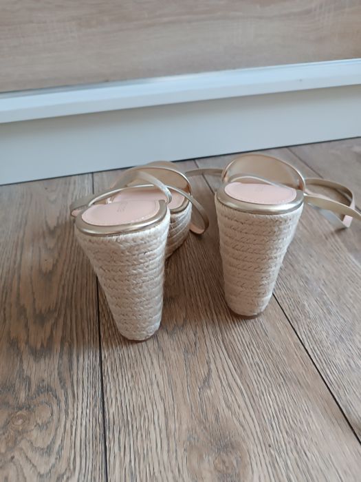 Złote sandały na koturnie