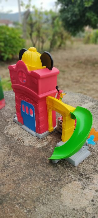 Estação de bombeiros Mikey Mouse