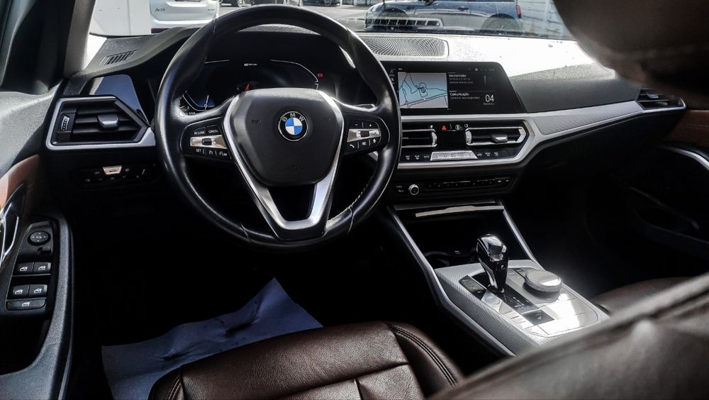 BMW 330e estofos em pele com garantia