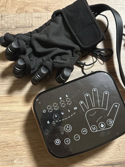 Робот тренажер для лівої руки та пальців після інсульту