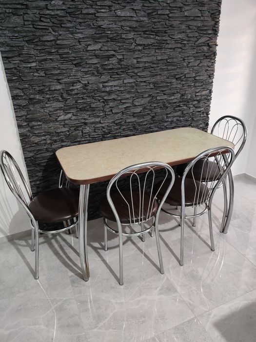 Stół z krzesłami kuchnia