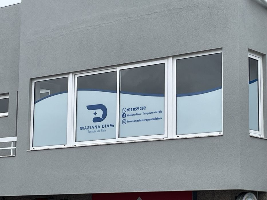 Decoração de Montras em Vinil Adesivo - Destaque o seu Negócio!